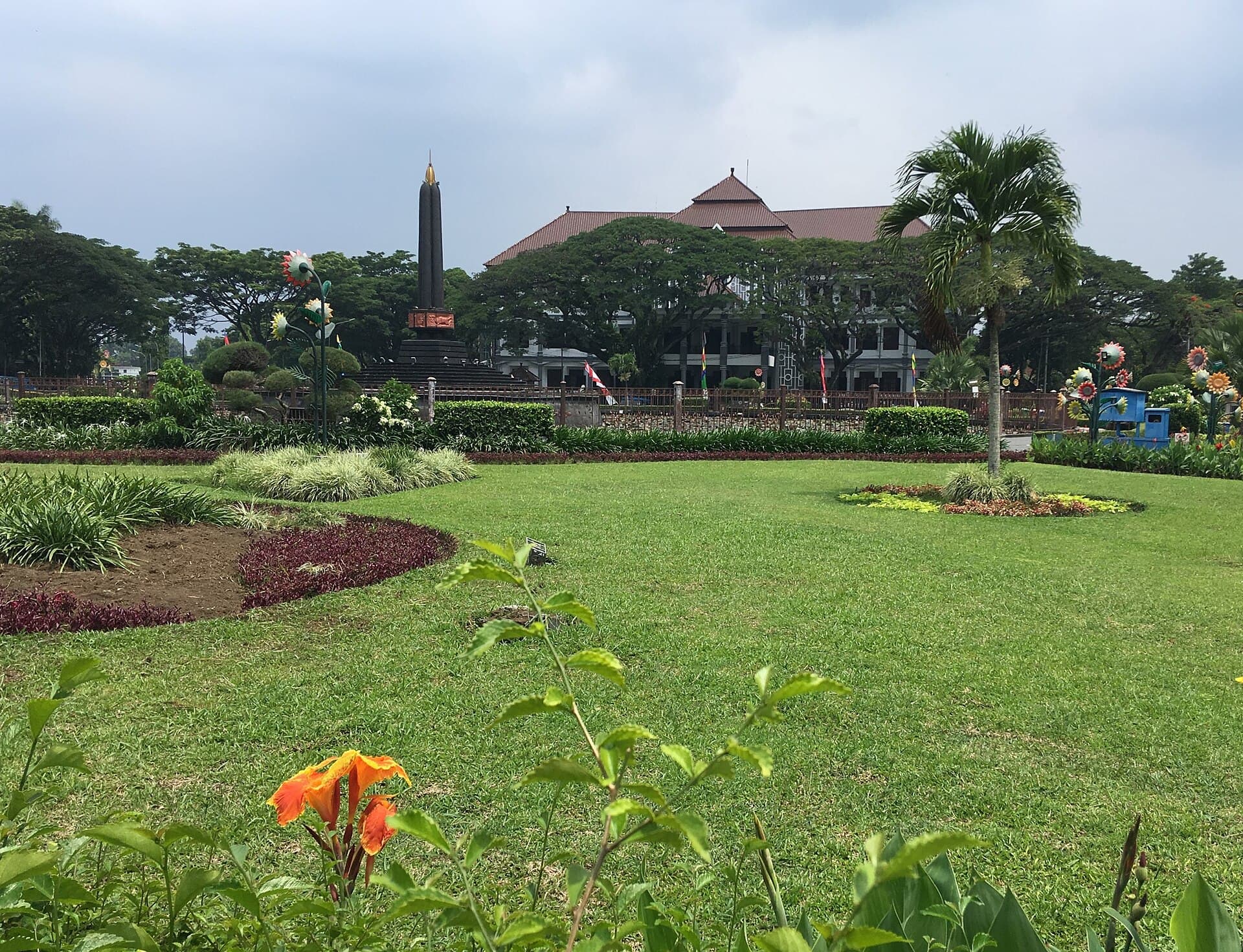 Alun-Alun Tugu Malang dengan monumen titik nol kota