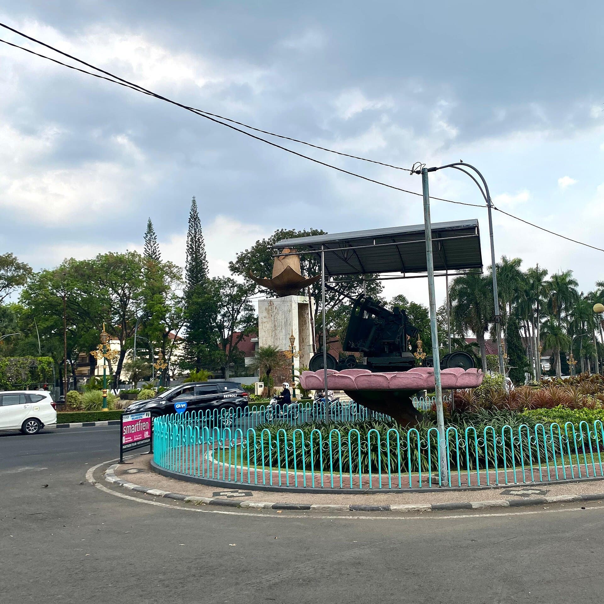 Boulevard Ijen dengan Tugu di tengah jalan